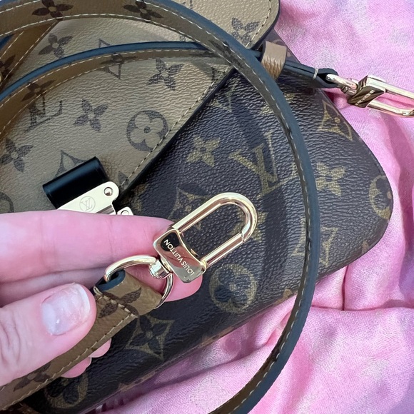 Like NEW POCHETTE METIS LOUIS VUITTON MONOGRAM CANVAS REVERSE SHOULDER Purse - Picture 10 of 12